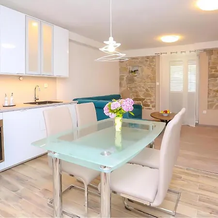 Appartement Amazing In Stobrec With Wifi