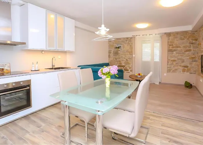 Appartement Amazing In Stobrec With Wifi