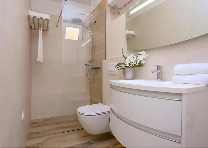 Amazing In Stobrec With Wifi Appartement *