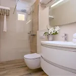 Amazing In Stobrec With Wifi Apartman *