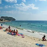 Amazing In Stobrec With Wifi Apartman *
